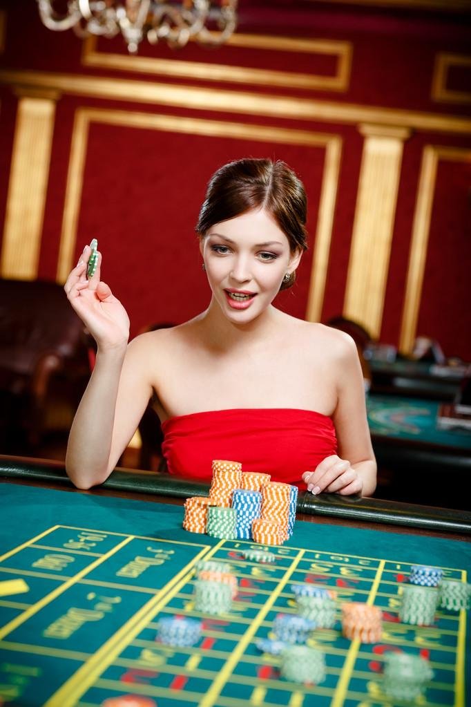 Antarmuka aplikasi mobile surga333 menampilkan permainan dealer langsung dan pasar sportsbook